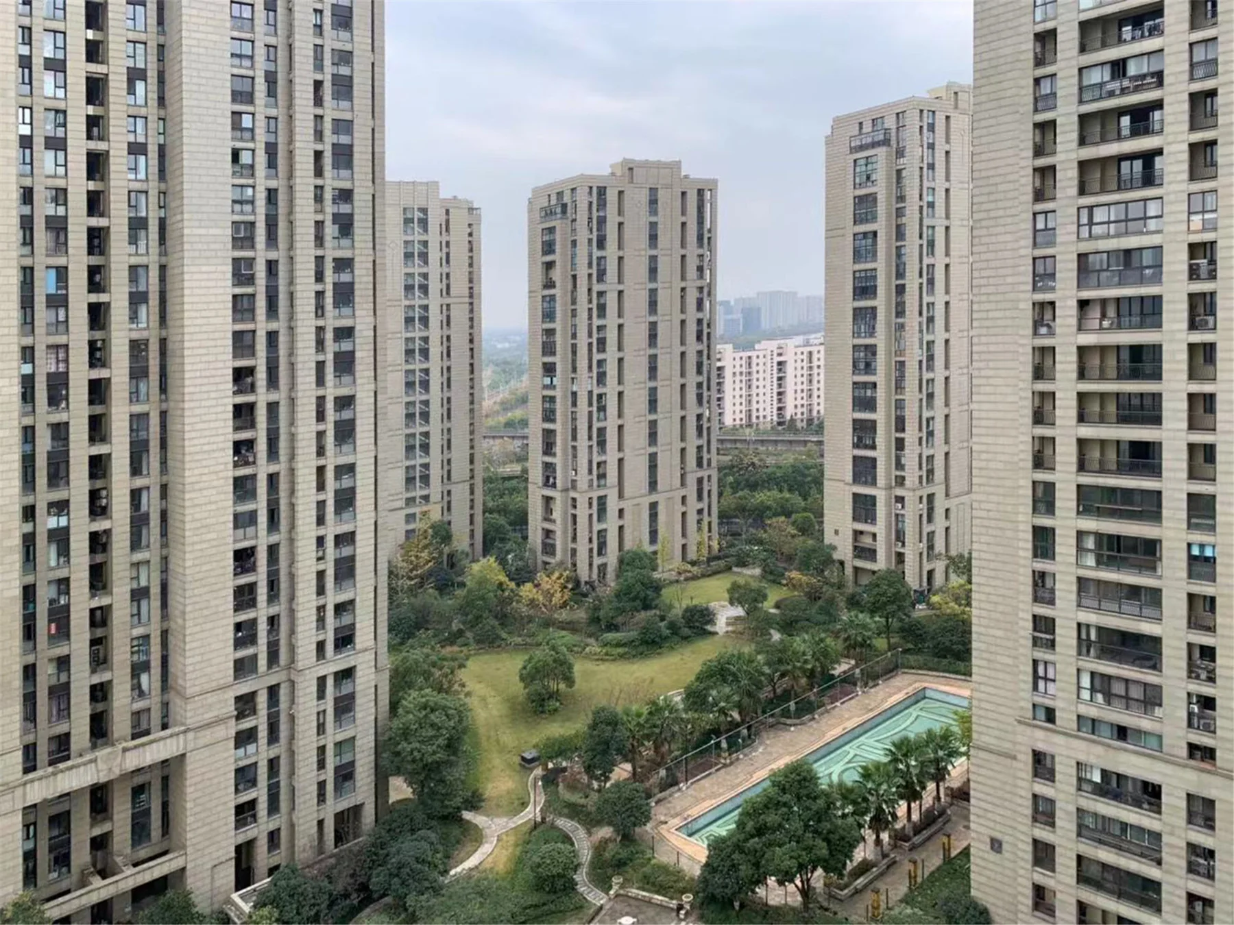 Skyward Peninsula Grand Manor - Photo 9