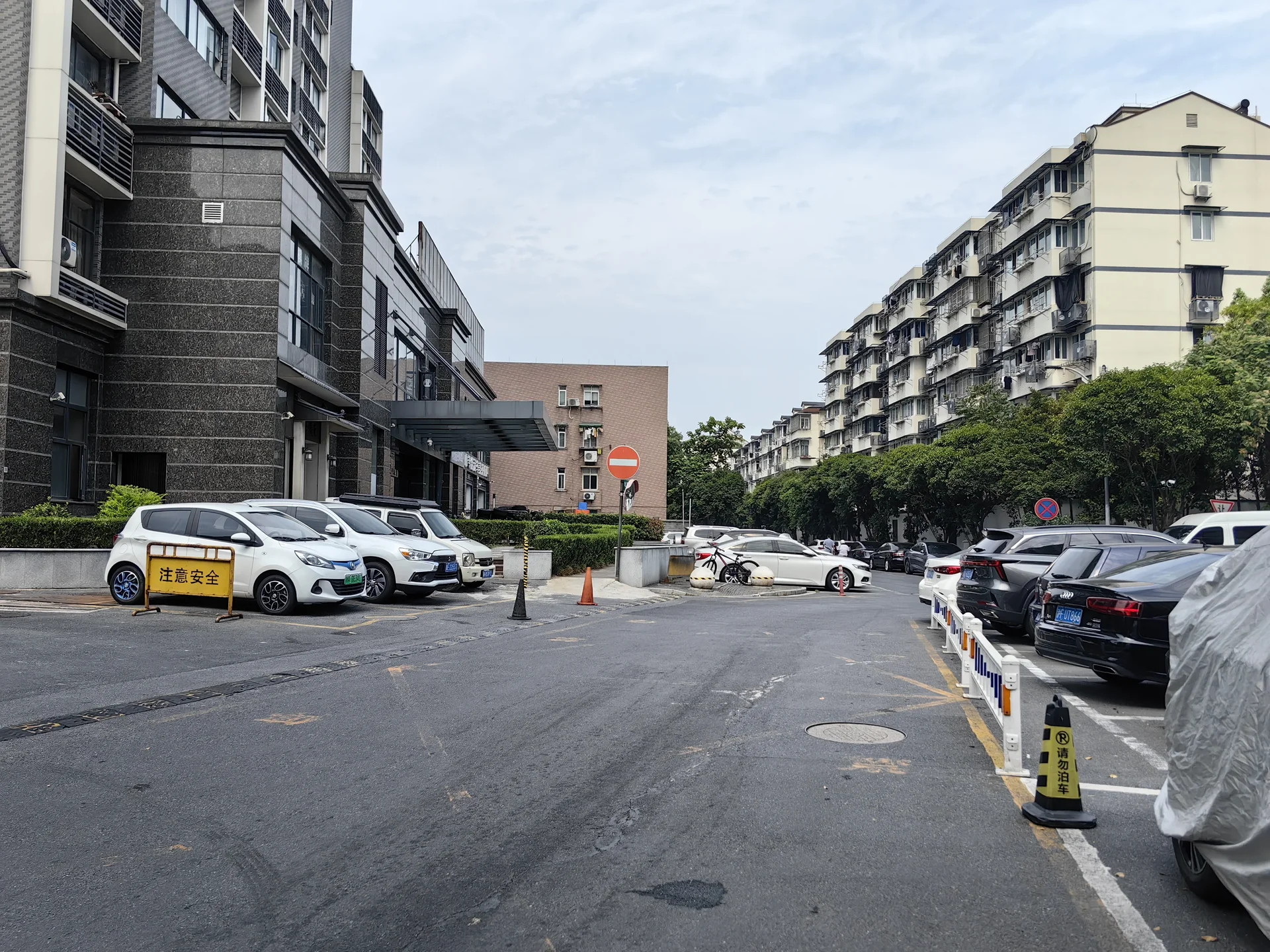 Green Manor - Photo 2