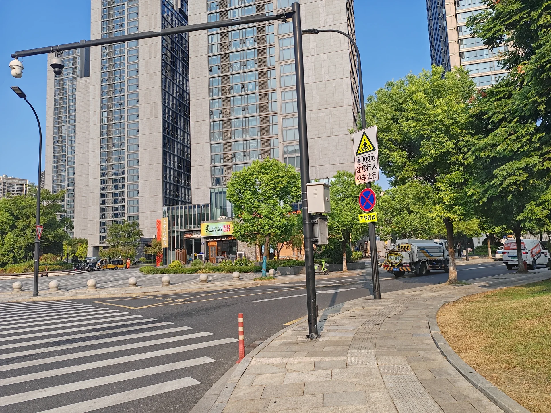 Metropolis Mansion  - Photo 2