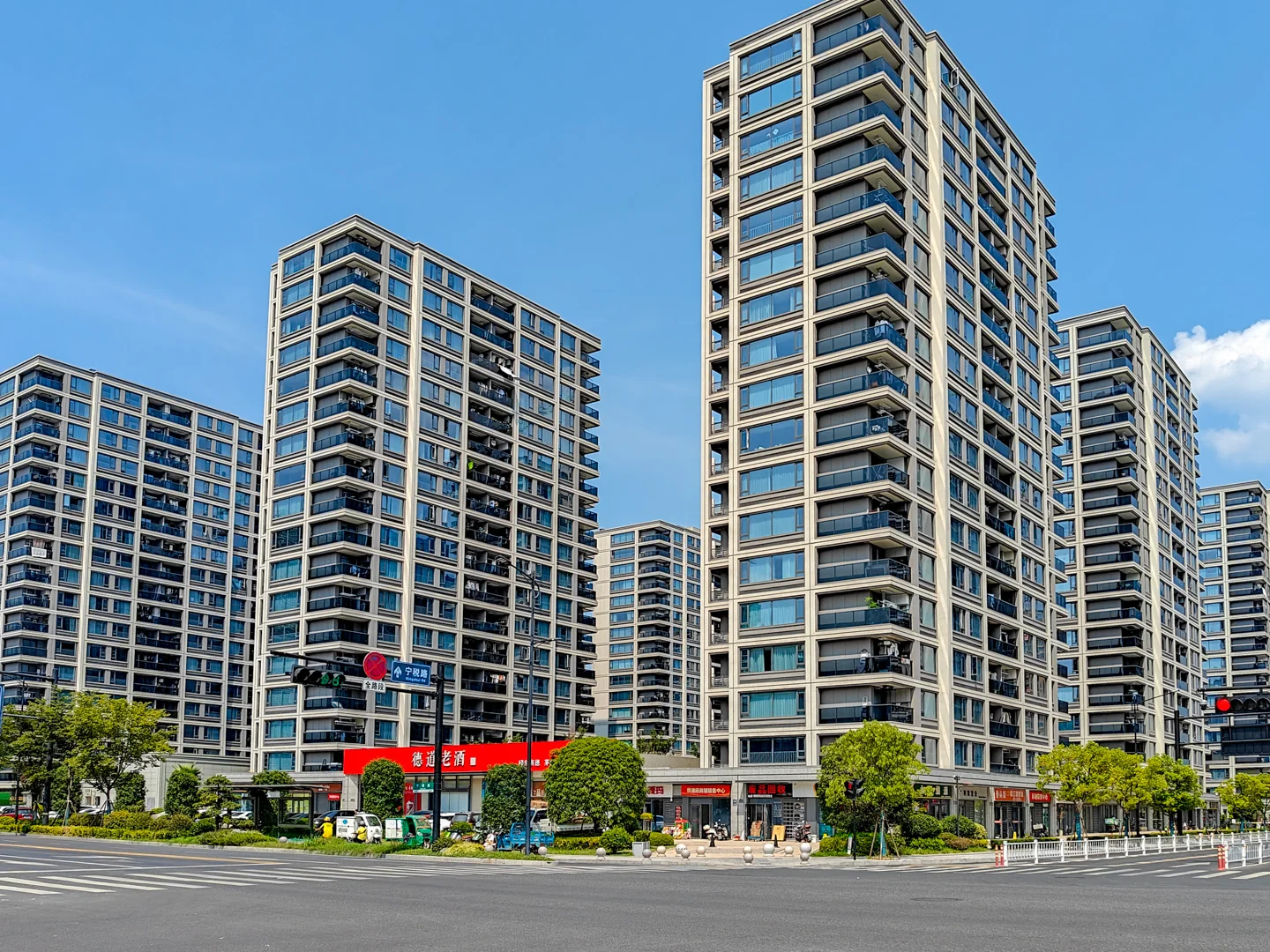 Joy Tide Mansion - Photo 1