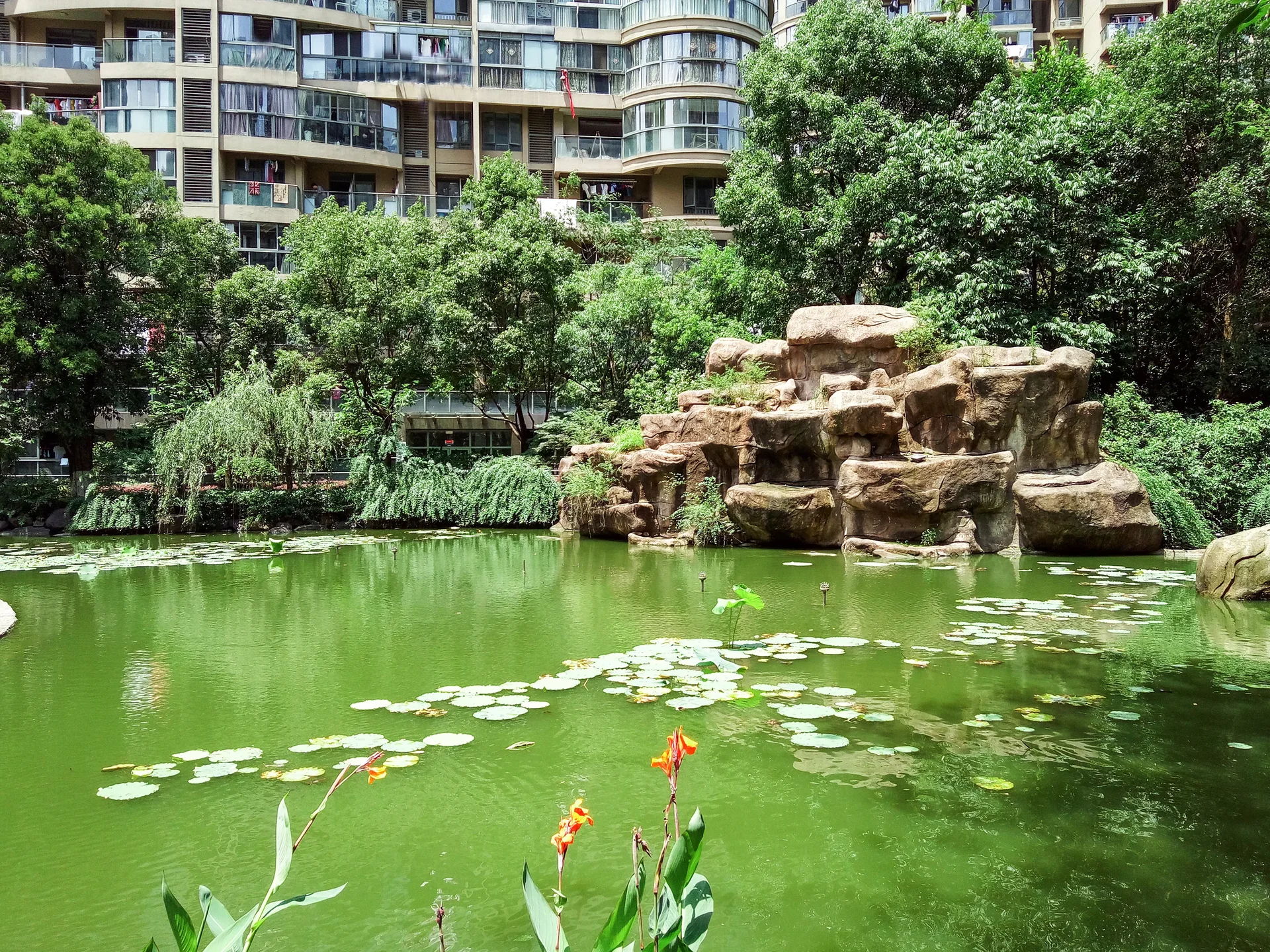 Red Street Apartments - Photo 2