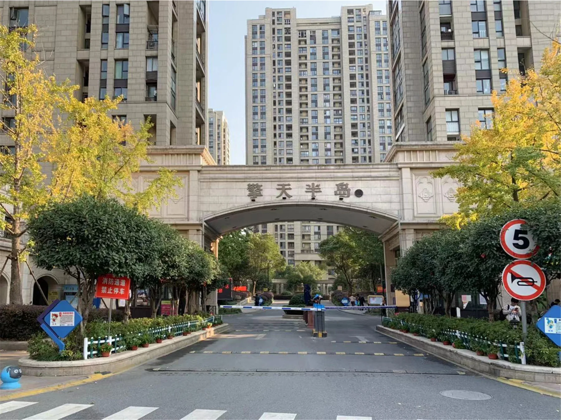 Skyward Peninsula Grand Manor - Photo 22