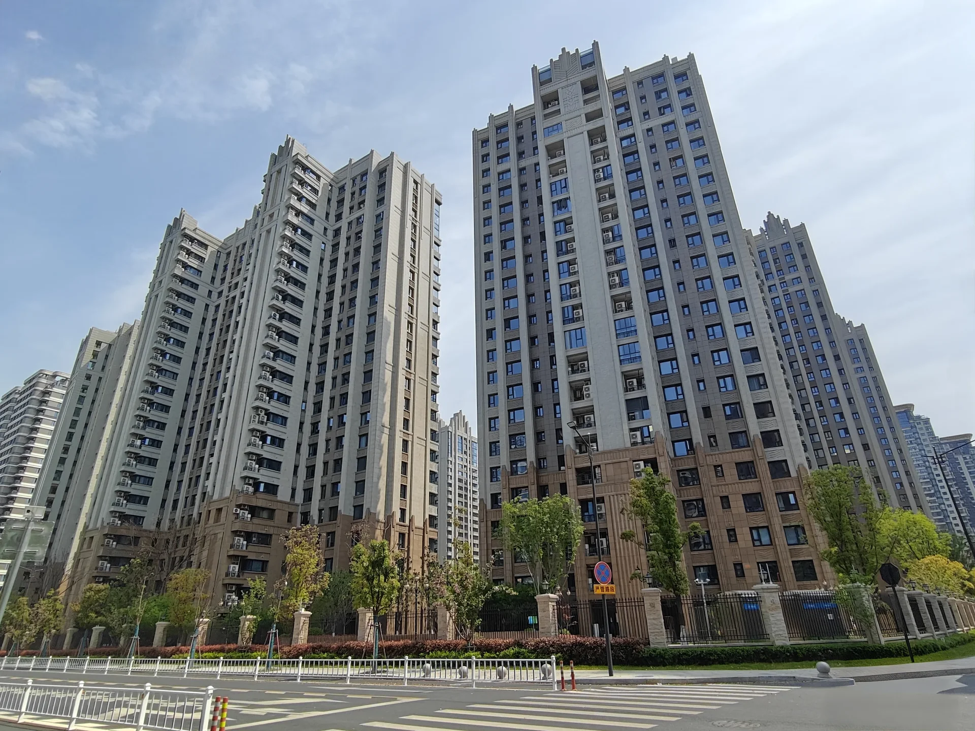 EVERGRANDE MANSION - Photo 2