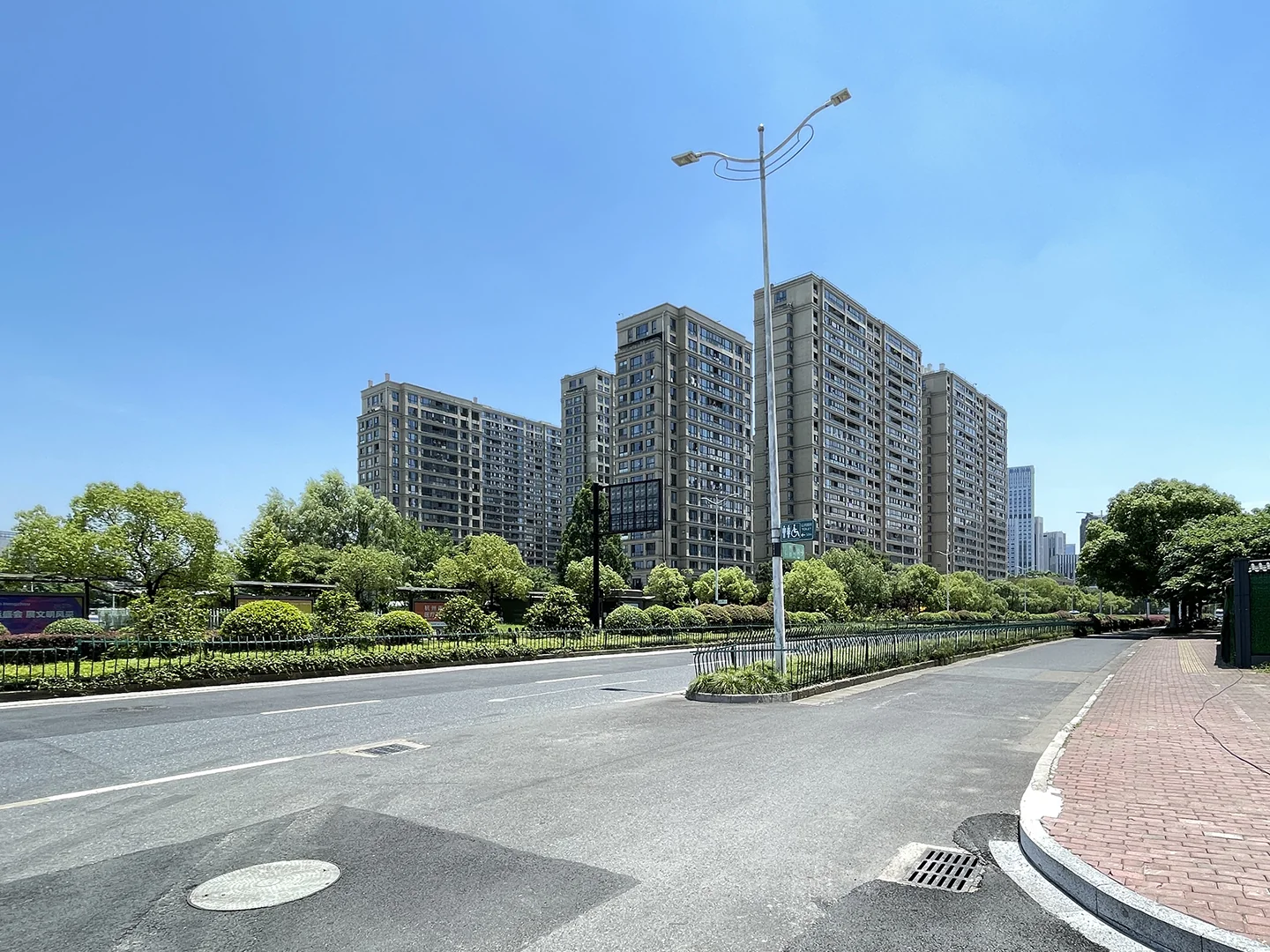 EastFloral Court - Photo 2