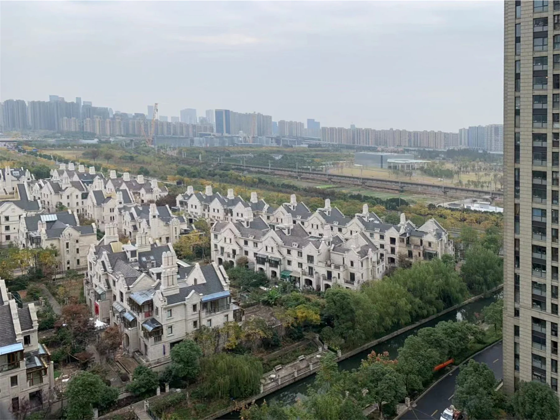 Skyward Peninsula Grand Manor - Photo 4